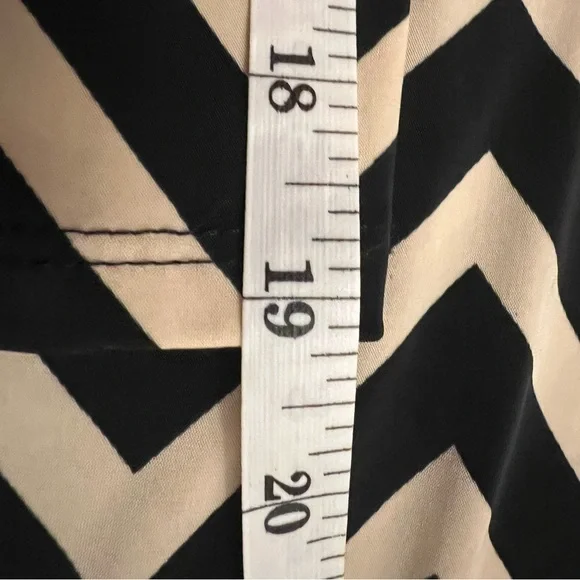 Tacera dress tan black chevron print black hem NWOT  2X long sleeve knee length - Picture 8 of 8
